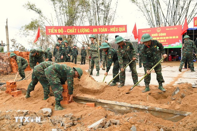 Oficiales y soldados de la Región Militar 5 trabajan con urgencia para construir viviendas nuevas para la población de Dak Lak. (Foto: VNA)