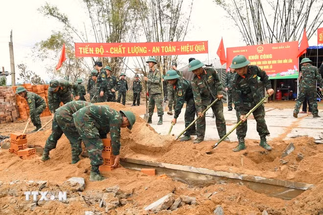 Oficiales y soldados de la Región Militar 5 trabajan con urgencia para construir viviendas nuevas para la población de Dak Lak. (Foto: VNA)