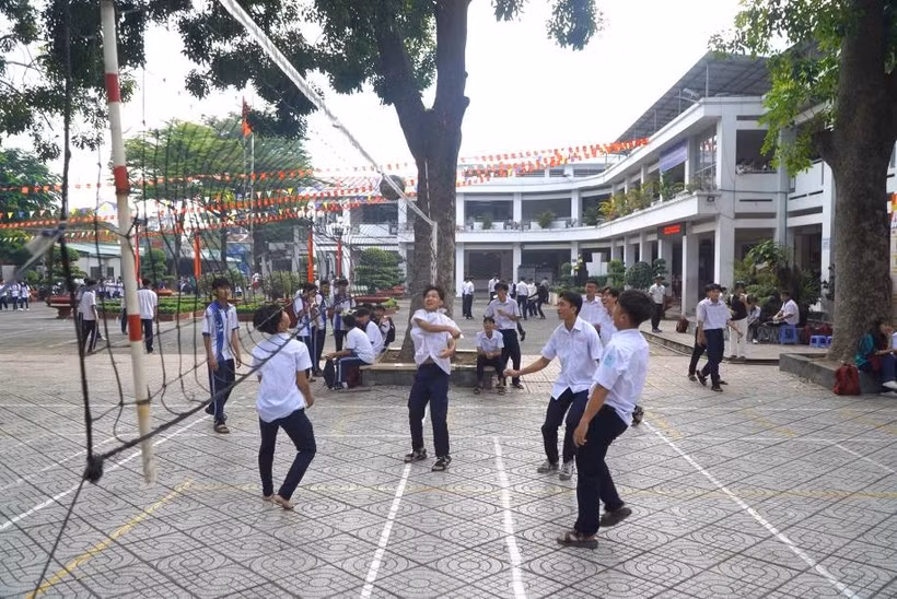 Estudiantes del bachillerato Nguyen Thuong Hien (Ciudad Ho Chi Minh) practican deportes durante el recreo. (Foto: laodong.vn)