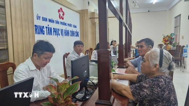 Una gran cantidad de personas acudió a realizar trámites administrativos el primer día de operaciones del gobierno de dos niveles en el distrito de Phuoc Thang, Ciudad Ho Chi Minh. (Foto: VNA)