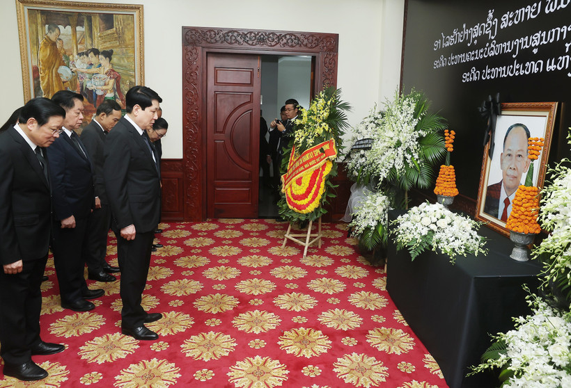 El presidente vietnamita, Luong Cuong, rinde homenaje al expresidente del Partido Popular Revolucionario y expresidente de Laos, Khamtay Siphandone. (Foto: VNA)