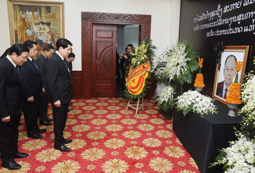 El presidente vietnamita, Luong Cuong, rinde homenaje al expresidente del Partido Popular Revolucionario y expresidente de Laos, Khamtay Siphandone. (Foto: VNA)