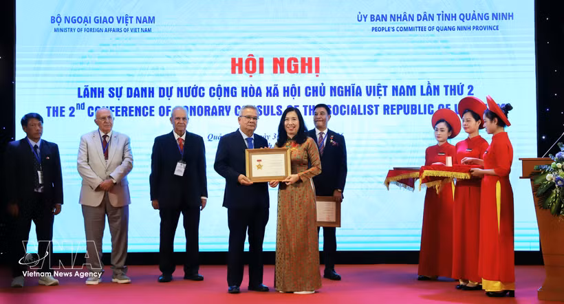 La vicecanciller Le Thi Thu hang entrega la Medalla Conmemorativa «Por la Causa de la Diplomacia de Vietnam» y certificados de reconocimiento del Ministerio de Relaciones Exteriores a cónsules honorarios por sus destacados aportes a la labor diplomática. (Foto: VNA)