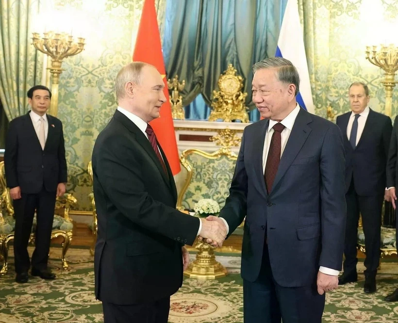 El secretario general del Partido Comunista de Vietnam, To Lam, sostiene una reunión con el presidente ruso, Vladimir Putin. (Foto: VNA)