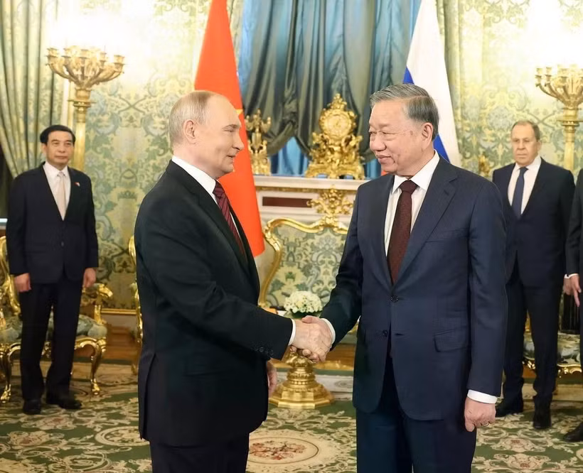 El secretario general del Partido Comunista de Vietnam, To Lam, sostiene una reunión con el presidente ruso, Vladimir Putin. (Foto: VNA)