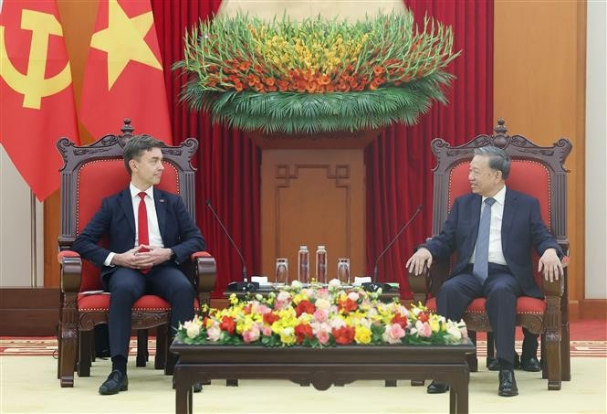El secretario general del Partido Comunista de Vietnam, To Lam, recibe al embajador de la UE en Vietnam, Julien Guerrier (Fuente: VNA)