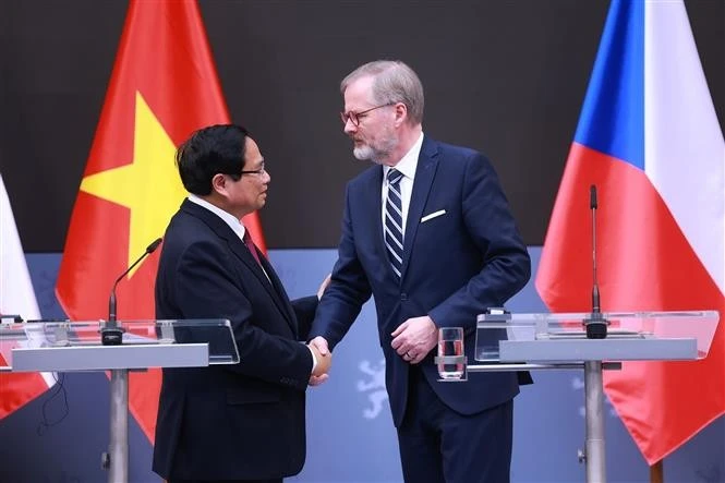 El primer ministro vietnamita, Pham Minh Chinh, y su homólogo checo, Petr Fiala, se reunieron con la prensa para anunicar los resultados de sus conversaciones. (Foto: VNA)