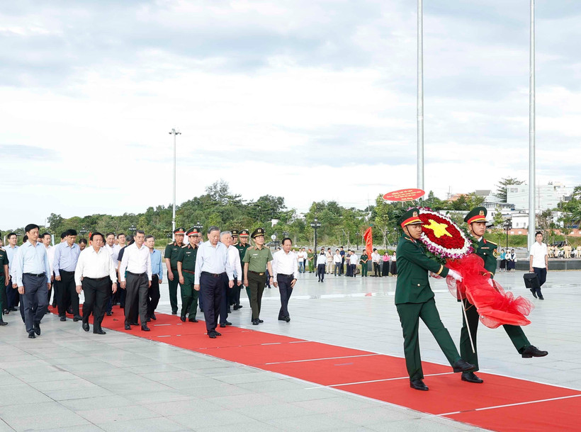 El secretario general To Lam y la delegación de trabajo del Comité Central rinden homenaje en el Monumento al Presidente Ho Chi Minh, en Phu Quoc. (Foto: VNA)