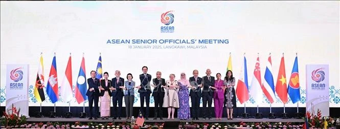 En la reunión de altos funcionarios de la ASEAN en preparación para la AMM (Foto: Bernama)