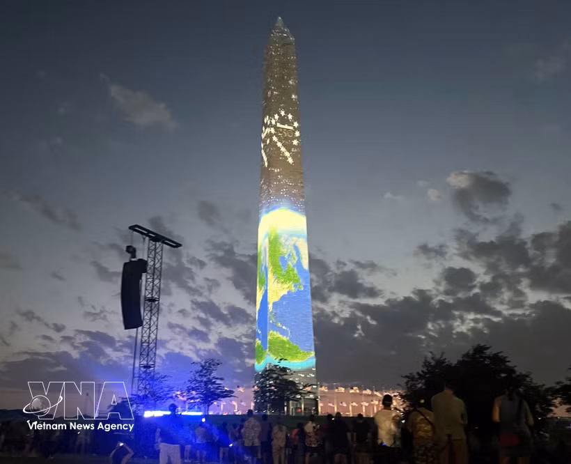 El logotipo "Freedom 250" y una imagen de la Tierra se proyectan sobre el Monumento a Washington como parte de las actividades conmemorativas del 250.º aniversario de la Independencia de Estados Unidos. (Foto: VNA)
