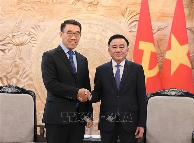El miembro del Buró Político y permanente del Secretariado del Comité Central del Partido Comunista de Vietnam, Tran Cam Tu, (derecha) recibe al jefe interino de la Comisión de Asuntos Exteriores del Comité Central del Partido Popular Revolucionario de Laos (PPRL), Bounleua Phandanouvong. (Foto: VNA)