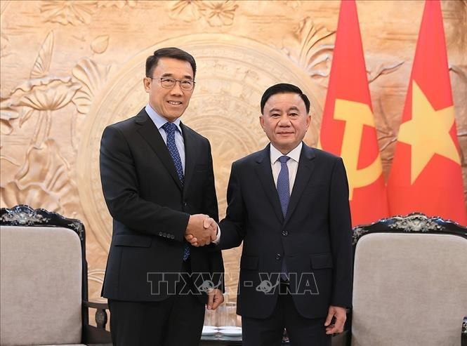 El miembro del Buró Político y permanente del Secretariado del Comité Central del Partido Comunista de Vietnam, Tran Cam Tu, (derecha) recibe al jefe interino de la Comisión de Asuntos Exteriores del Comité Central del Partido Popular Revolucionario de Laos (PPRL), Bounleua Phandanouvong. (Foto: VNA)
