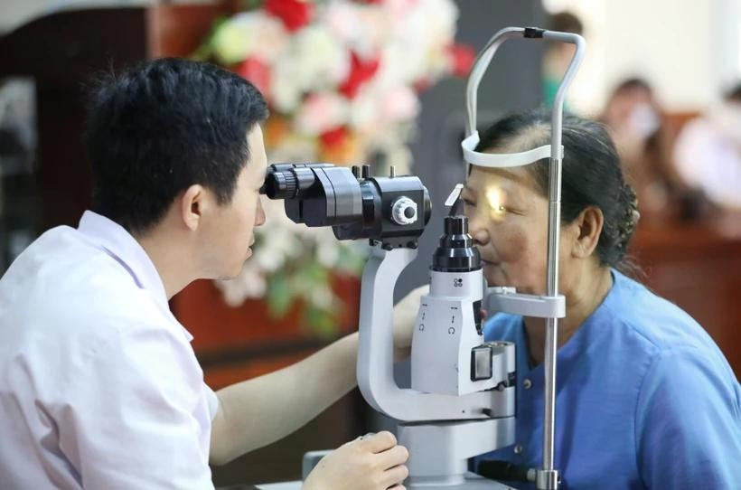 Exámenes de la vista para personas mayores. (Foto: Vietnam+)