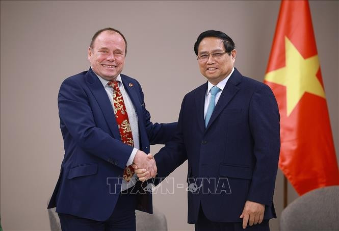 El primer ministro vietnamita, Pham Minh Chinh, recibe al presidente de la Asociación de Amistad República Checa-Vietnam, Milos Kusy. (Fuente: VNA)