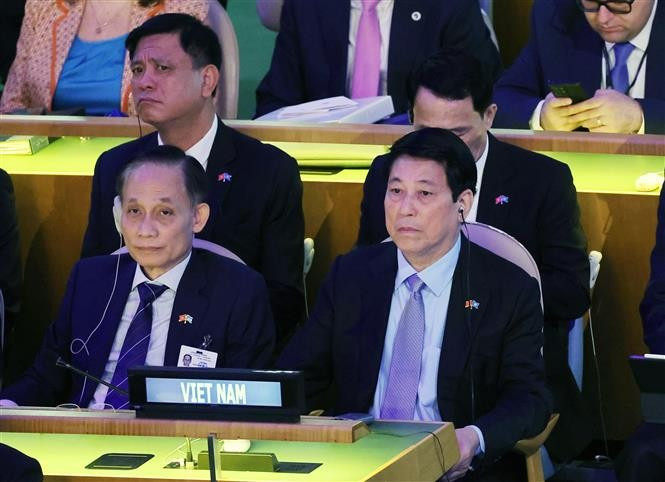 El presidente Luong Cuong (derecha) y el ministro interino de Relaciones Exteriores, Le Hoai Trung, asisten al acto del 80.º aniversario de la fundación de las Naciones Unidas en Nueva York. (Foto: VNA)