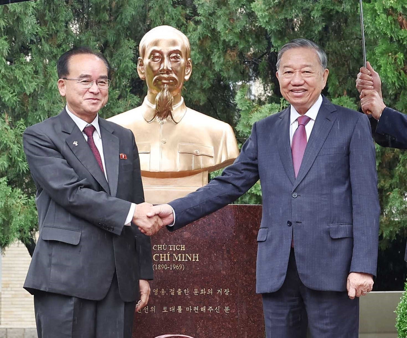 El secretario general del Partido Comunista de Vietnam, To Lam, (derecha) y Jo Yong Won, secretario del Comité Central y jefe de la Comisión de Organización del Partido del Trabajo de Corea (Foto: VNA)