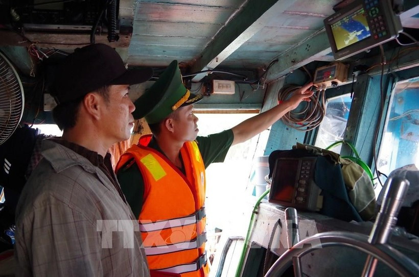 Los guardias fronterizos de Dong Thap inspeccionan el funcionamiento del sistema de monitoreo de embarcaciones en un barco pesquero. (Foto: VNA)