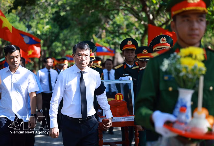 El primer ministro Le Minh Hung encabeza la ceremonia de homenaje a los restos de soldados voluntarios y expertos vietnamitas en el Cementerio Nacional de Mártires de la Ruta 9, en la provincia de Quang Tri. (Foto: VNA)