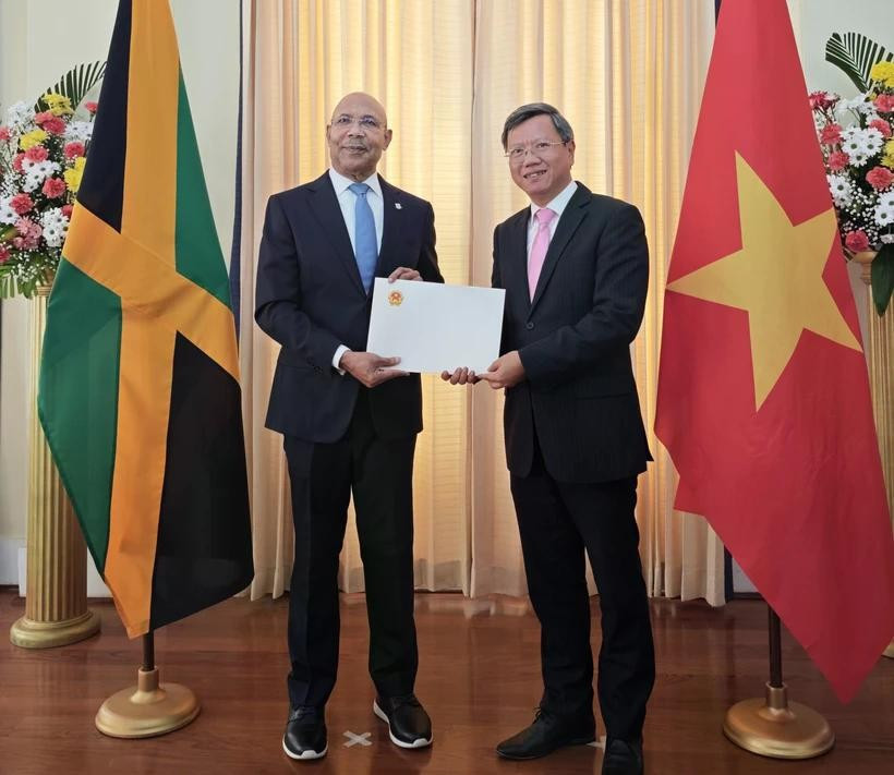 El embajador de Vietnam en Cuba, concurrente en Kingston, Le Quang Long, presentó sus cartas credenciales al Gobernador General de Jamaica, Patrick Allen. (Foto: VNA)
