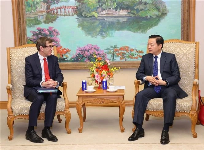 El viceprimer ministro vietnamita Tran Hong Ha (derecha) recibe al delegado interministerial para Suministros en Minerales y Metales Estratégicos de Francia, Benjamin Gallezot. (Fuente: VNA)