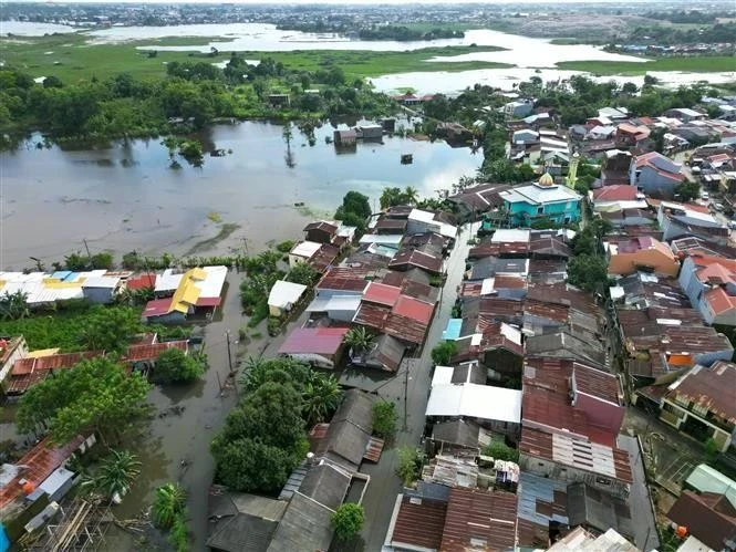 Una zona afectada por inundaciones en Célebes Meridional, Indonesia, el 24 de diciembre de 2024 (Foto: Xinhua/VNA)