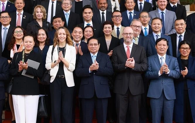 El primer ministro vietnamita, Pham Minh Chinh, con representantes de empresas estadounidenses en la cita (Foto: VNA)