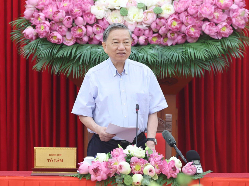 El secretario general del Partido Comunista de Vietnam, To Lam, preside la reunión. (Foto: VNA)