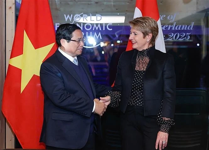 El primer ministro de Vietnam, Pham Minh Chinh, sostiene una reunión con la presidente de Suiza, Karin Keller-Sutter, en el marco de la Reunión 55 del Foro Económico Mundial (FEM) en Davos. (Foto: VNA)