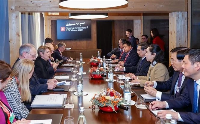 Durante la reunión entre el primer ministro de Vietnam, Pham Minh Chinh, y la presidenta de Suiza, Karin Keller-Sutter, en Davos. (Fuente: VNA)