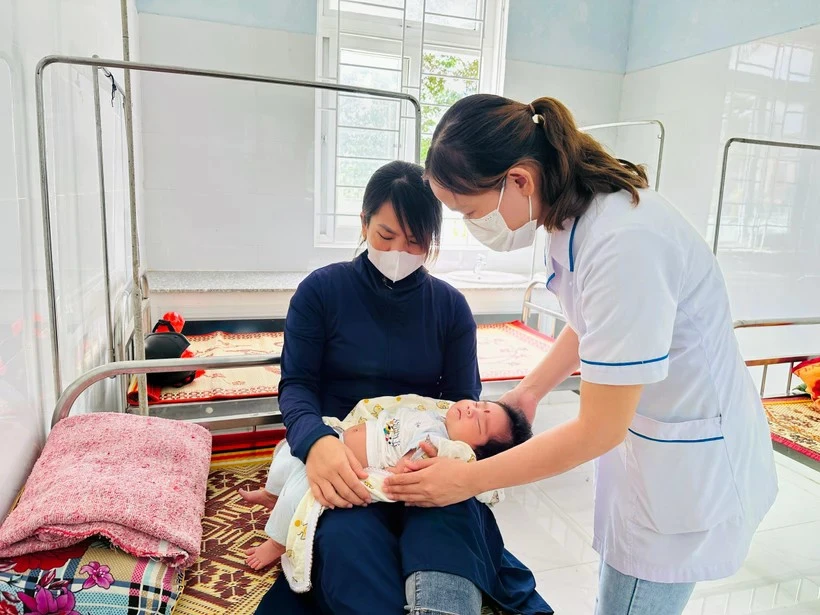 Control de salud de los niños después de la vacunación. (Foto: Vietnam+)