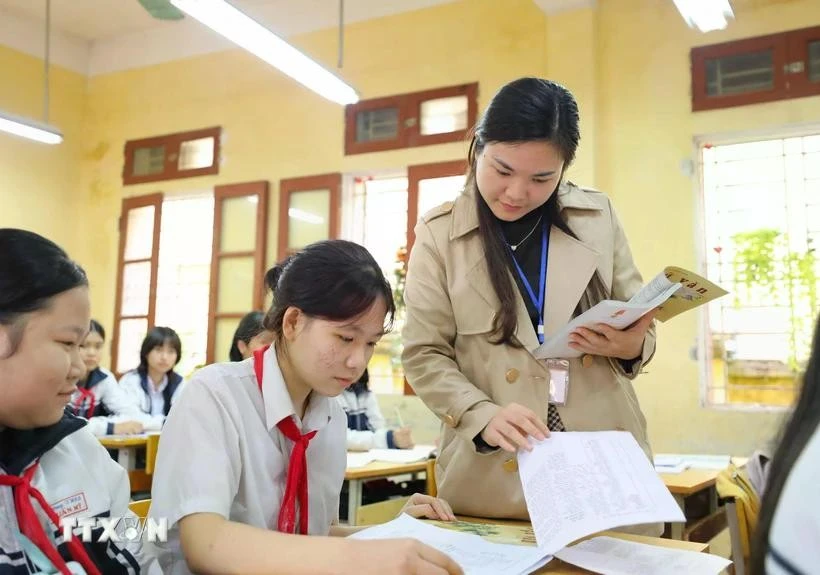 La profesora guía a los estudiantes en el repaso para el examen. (Fuente: VNA)