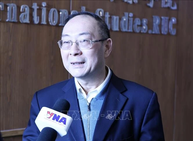 El profesor Jin Canrong, vicepresidente de la Academia de Relaciones Internacionales de la Universidad Renmin de China, durante una entrevista con corresponsales de la Agencia Vietnamita de Noticias en Beijing (Fuente: VNA)