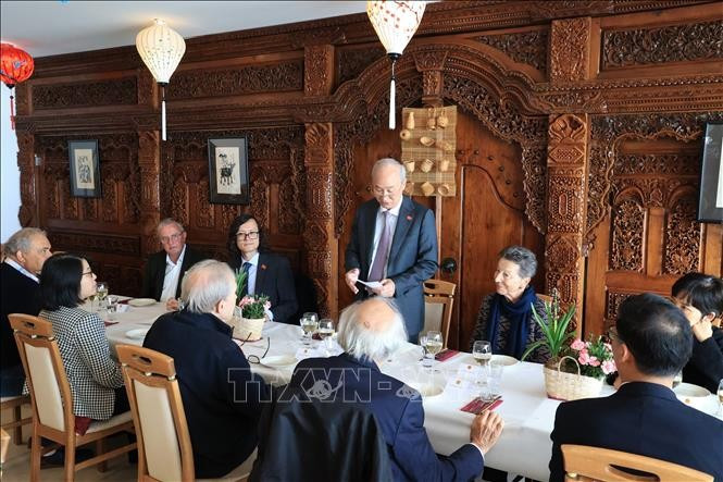 El embajador vietnamita en Suiza, Phung The Long, en el encuentro (Foto: VNA)