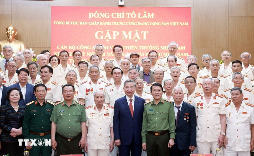 El secretario general del Partido Comunista de Vietnam, To Lam (quinto de derecha de primera fila) recibe a oficiales de policía que apoyaron el campo de batalla en el Sur durante la guerra