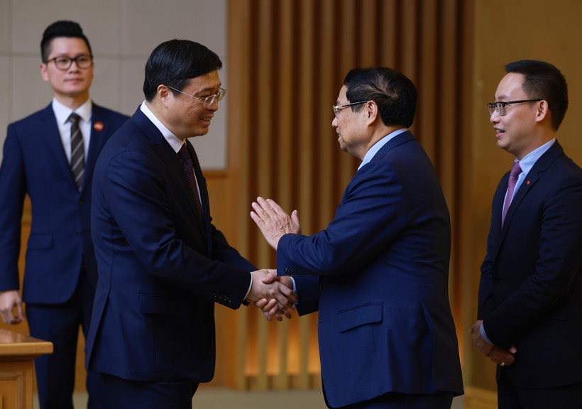 El premier vietnamita, Pham Minh Chinh, (segunda a la derecha) recibe al presidente de la Región Autónoma Zhuang de Guangxi, Wei Tao. (Foto: VNA)
