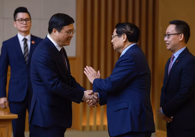 El premier vietnamita, Pham Minh Chinh, (segunda a la derecha) recibe al presidente de la Región Autónoma Zhuang de Guangxi, Wei Tao. (Foto: VNA)