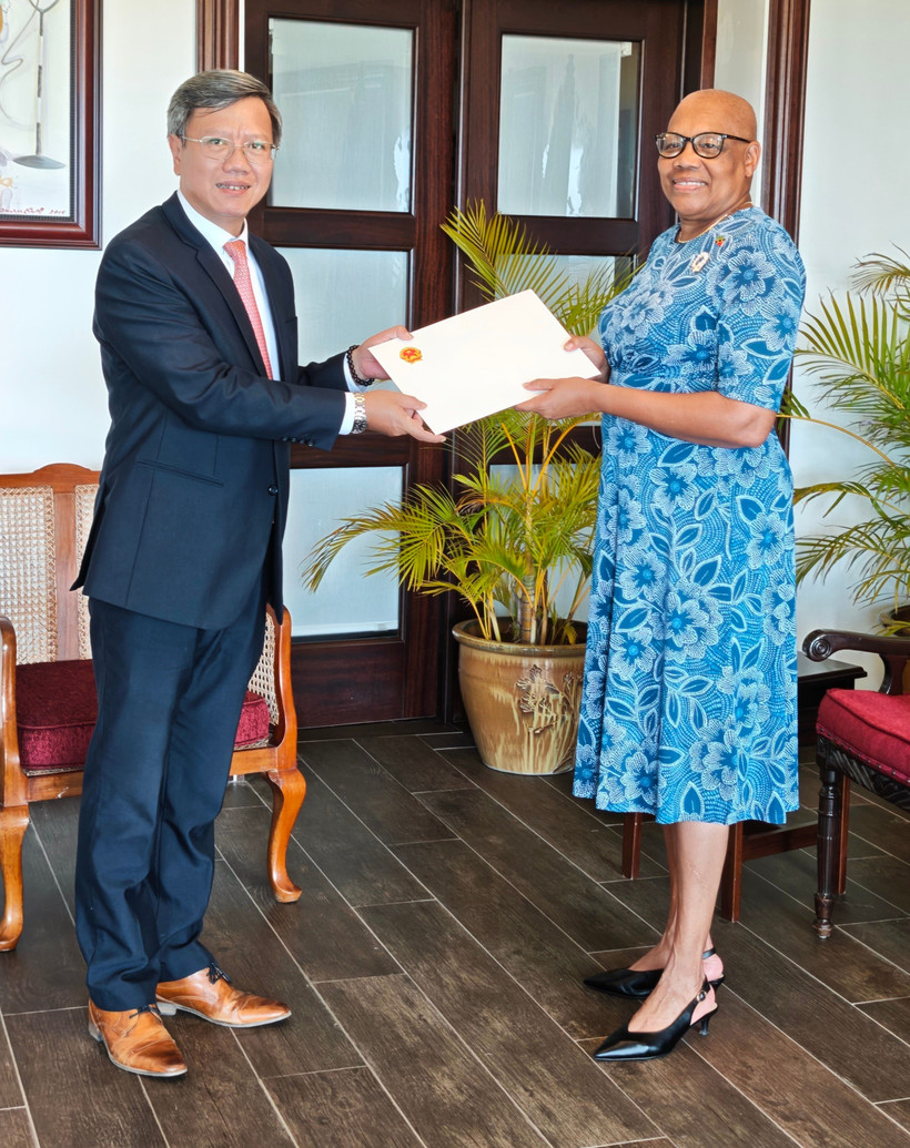 El embajador de Vietnam en Cuba, concurrente en San Cristóbal y Nieves, Le Quang Long, entrega cartas credenciales a la gobernadora general, Dama Marcella Liburd (Fuente: VNA)