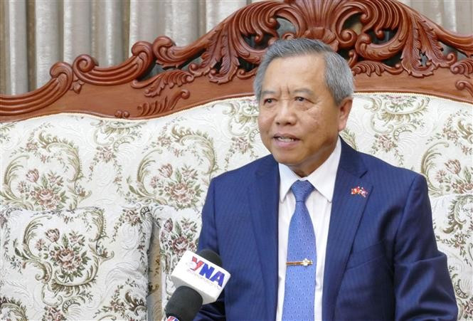 El profesor Boviengkham Vongdara, presidente de la Asociación de Amistad Laos-Vietnam, en una entrevista con la Agencia Vietnamita de Noticias. (Foto: VNA)