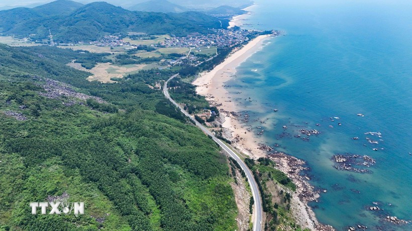 El sistema de carreteras costeras de Vietnam tiene una longitud total de unos 2.838 kilómetros; hasta la fecha, se han completado y puesto en funcionamiento 1.397 kilómetros (Foto: VNA)