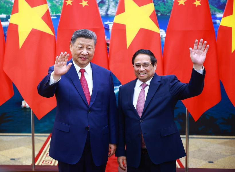 El primer ministro de Vietnam, Pham Minh Chinh, (derecha) y el secretario general del Partido Comunista y presidente de China, Xi Jinping. (Foto: VNA)