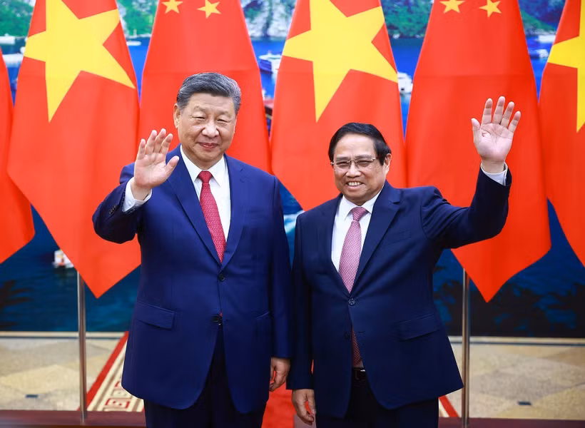El primer ministro de Vietnam, Pham Minh Chinh, (derecha) y el secretario general del Partido Comunista y presidente de China, Xi Jinping. (Foto: VNA)