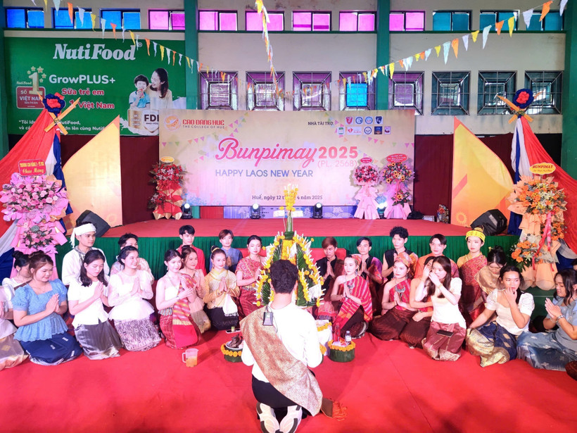 El 12 de abril de 2025, el Colegio de Hue organiza un programa para celebrar el tradicional Año Nuevo Bunpimay 2025 de Laos para unos 300 laosianos que estudian y viven en la ciudad de Hue. (Foto: VNA)