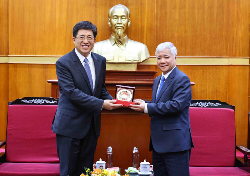 El presidente del Comité Central del Frente de la Patria de Vietnam, Do Van Chien, (derecha) recibe al primer secretario del Comité Central de la Liga de la Juventud Comunista de China, A Dong. (Foto: VNA)