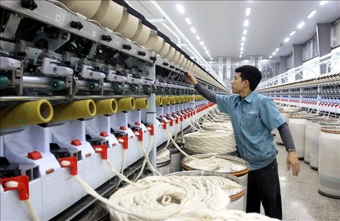 Producción de hilo en la compañía Logitex (Parque Industrial Vu Ninh, distrito Kien Xuong). Foto de ilustración. (Fuente: VNA)