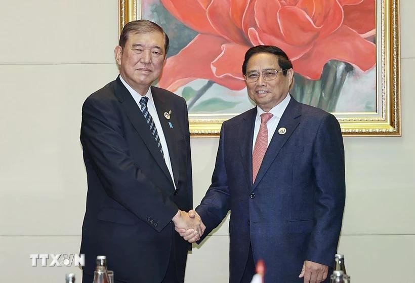 El primer ministro vietnamita, Pham Minh Chinh, (derecha) se reúne con su homólogo japonés, Ishiba Shigeru, en el marco de las 44ª y 45ª Cumbres de la ASEAN y citas relacionadas en Vientiane. (Foto: VNA)