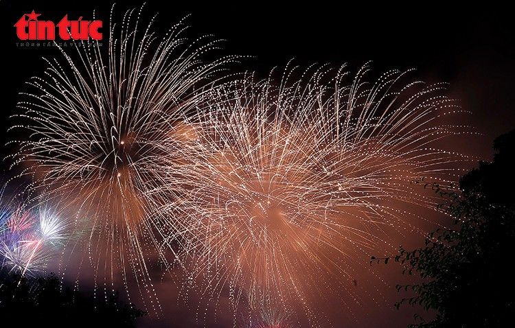 Hanoi dará la bienvenida al Tet 2026 con 34 espectáculos de fuegos artificiales distribuidos por todos los distritos, pueblos y comunas, desde la medianoche hasta las 0:15 de la víspera de Año Nuevo. (Foto: VNA)