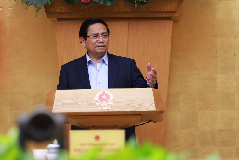 El primer ministro Pham Minh Chinh preside la reunión ordinaria de Gobierno de mes de agosto (Foto: VNA)