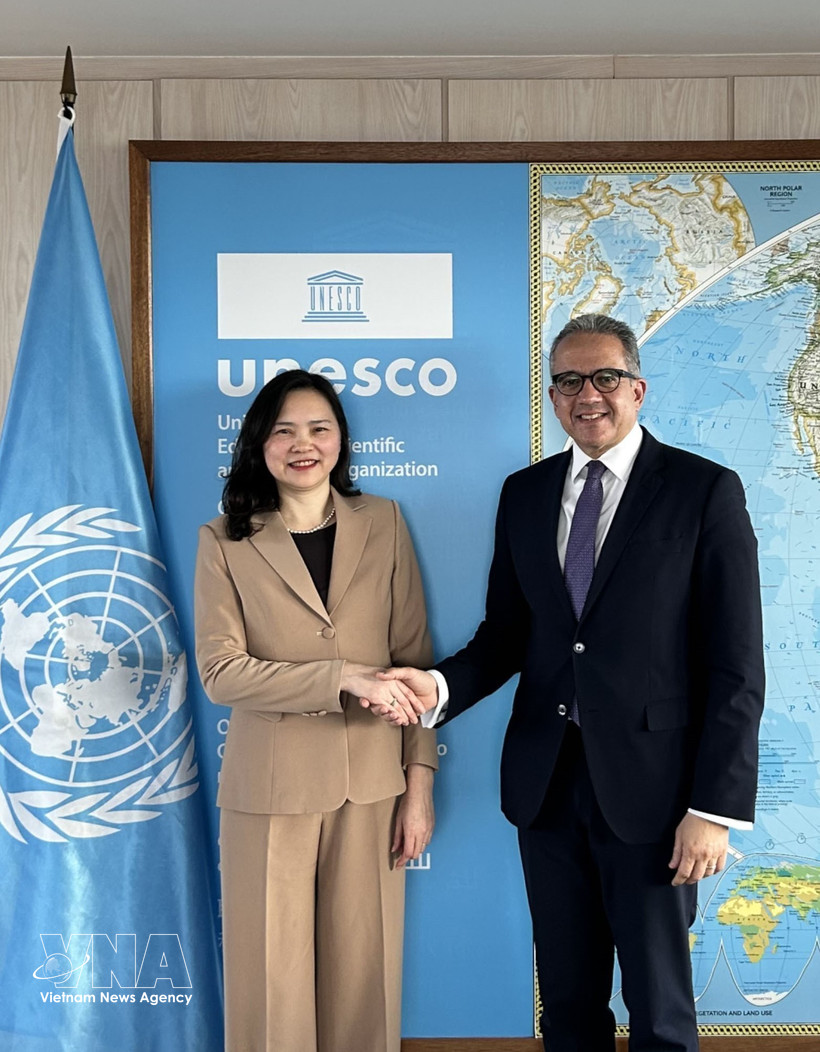 La embajadora Nguyen Thi Van Anh, jefa de la Misión Permanente de Vietnam ante la UNESCO, en una reunión con el director general de esta organización, Khaled El-Enany. (Foto: VNA)