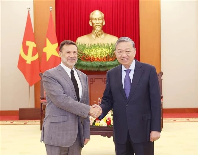 El secretario general del Partido Comunista de Vietnam, To Lam, (D) recibe al saliente embajador australiano, Andrew Goledzinowski. (Fuente: VNA)