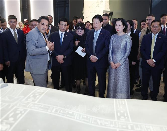 El presidente Luong Cuong, (segundo a la derecha, primera fila), su esposa y delegados visitan el Gran Museo Egipcio. (Foto: VNA)